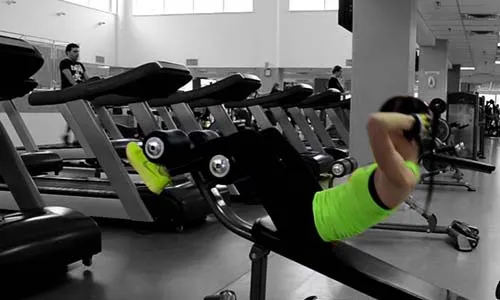 7. Подъемы корпуса на наклонной скамье (скручивания). 20-25 повторений, 3 подхода.