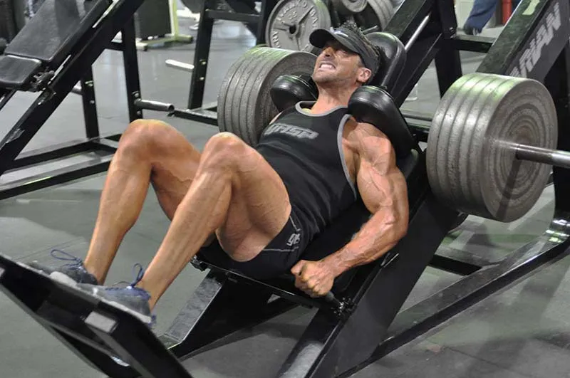 2. Жим ногами в тренажере (45 градусов). 8-10 повторений, 4 подхода.