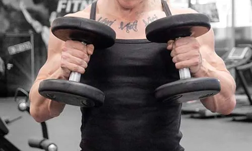 2. Берем гантели на 2 кг меньше и делаем упражнение молотки. Двумя руками одновременно. 10 раз.