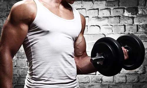 3. Берем еще на 2 кг меньше и поднимаем на бицепс с развернутой кистью, как на картинке, только двумя одновременно. 10 раз.