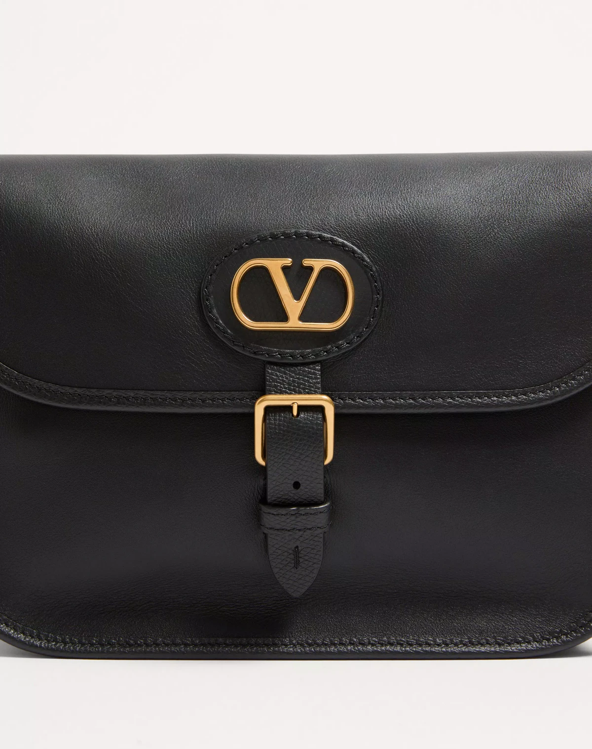 Сумка через плечо Valentino Garavani Antibes из телячьей кожи