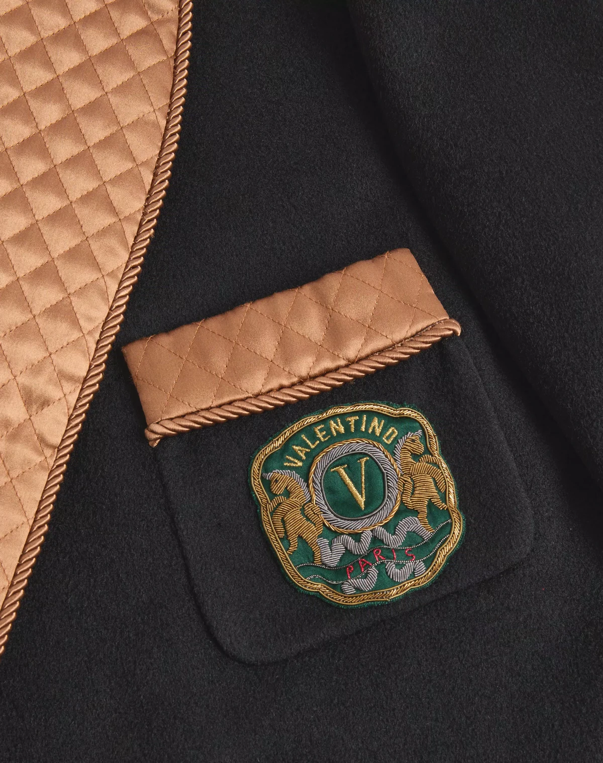 Халат с поясом Valentino из сукна из шерсти и кашемира с вышитым патчем Valentino